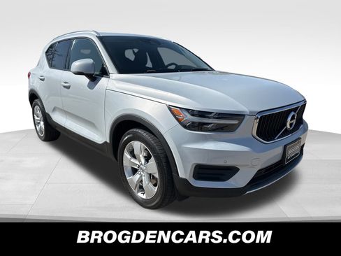 Used 2020 Volvo XC40 T5 Momentum image 10