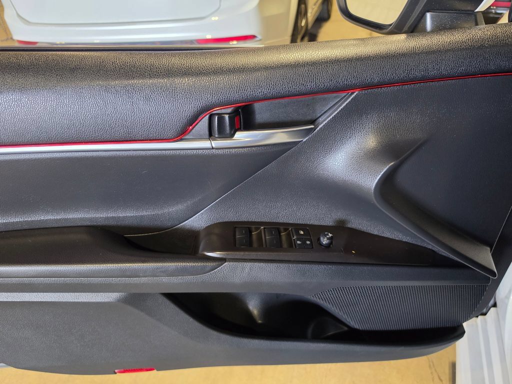 Used 2022 Toyota Camry SE FWD image 5