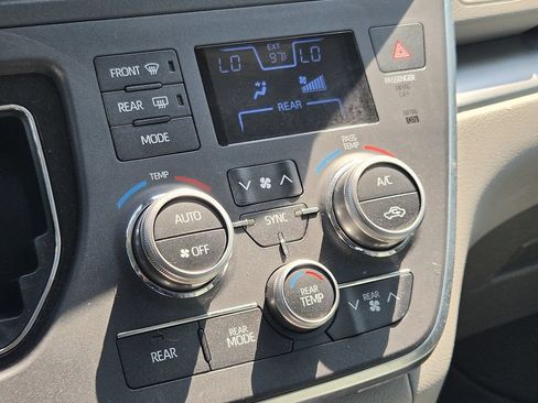 Used 2019 Toyota Sienna LE FWD image 19