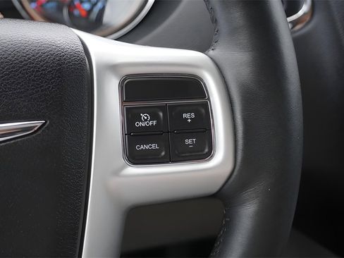 Used 2015 Chrysler Town & Country Touring-L w/ Driver Convenience Group image 22