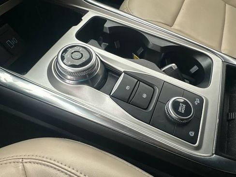 Used 2022 Ford Explorer XLT w/ Equipment Group 202A AWD/4WD image 32