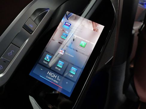 Used 2024 BMW i7 xDrive60 w/ Executive Package image 38