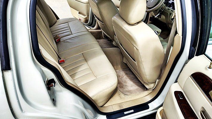 Used 2006 Lincoln Town Car Signature RWD image 17