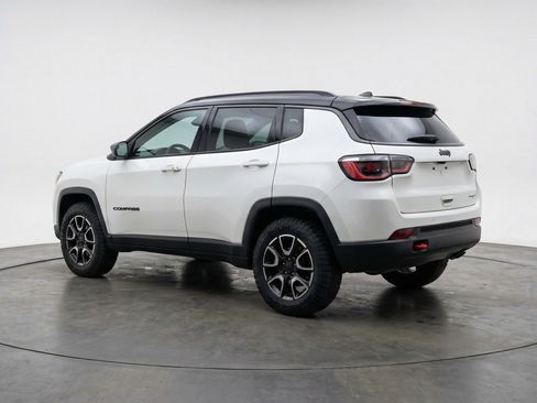 Used 2025 Jeep Compass Trailhawk image 6