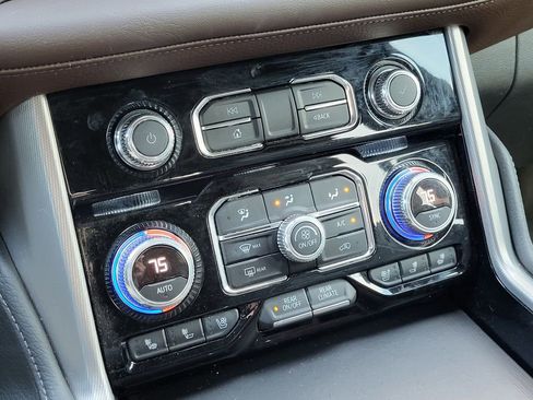 Used 2022 GMC Yukon XL Denali image 17