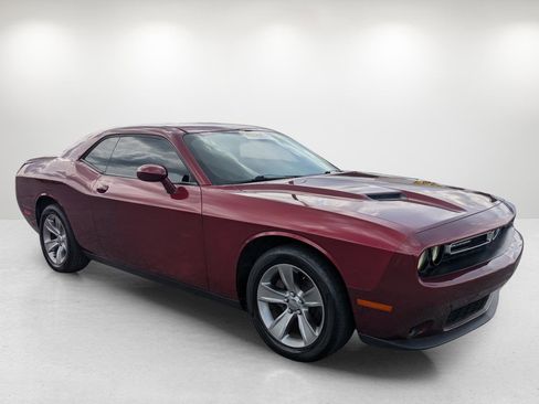Used 2019 Dodge Challenger SXT image 3