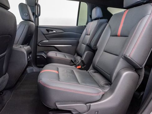 Used 2025 Chevrolet Traverse RS FWD image 29