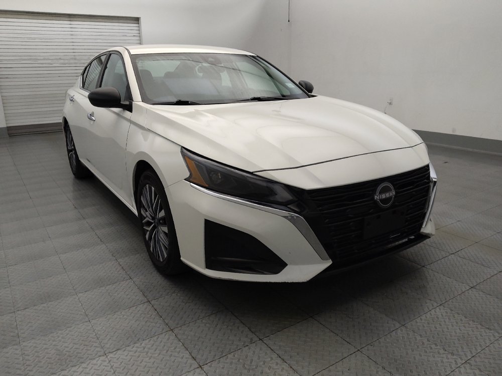 Used 2025 Nissan Altima 2.5 SV FWD image 13