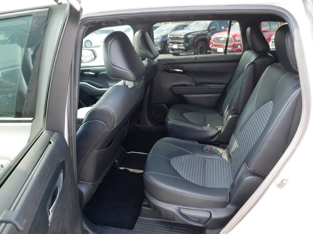 Used 2021 Toyota Highlander XSE AWD/4WD image 11