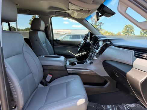 Used 2019 Chevrolet Suburban LT RWD image 18