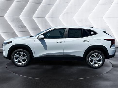 New 2026 Chevrolet Trax LS w/ LS Convenience Package FWD image 2