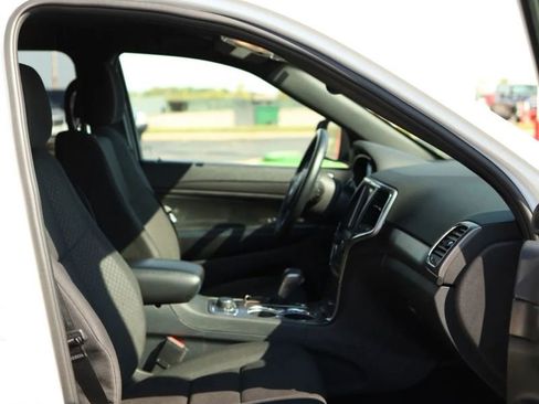 Used 2018 Jeep Grand Cherokee Laredo image 41