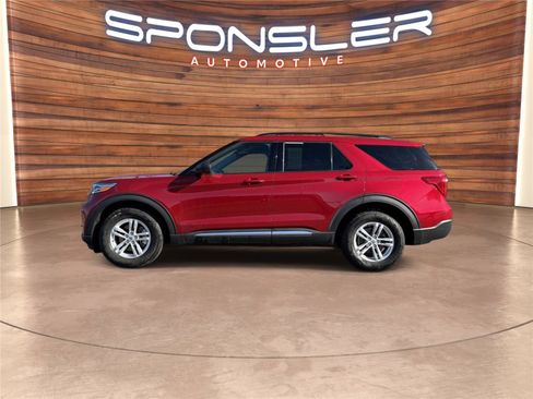 Used 2022 Ford Explorer XLT image 2