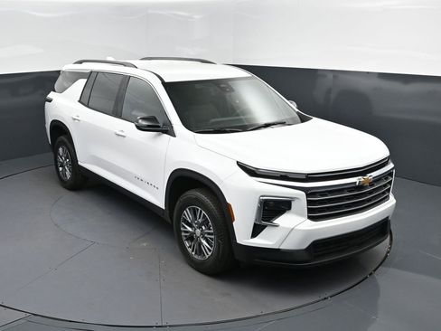 New 2026 Chevrolet Traverse LT image 1