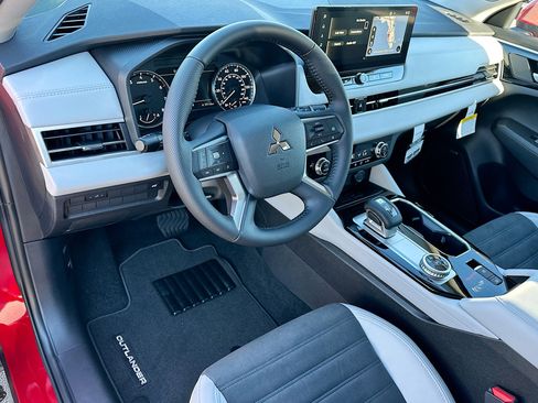 New 2025 Mitsubishi Outlander SE image 6