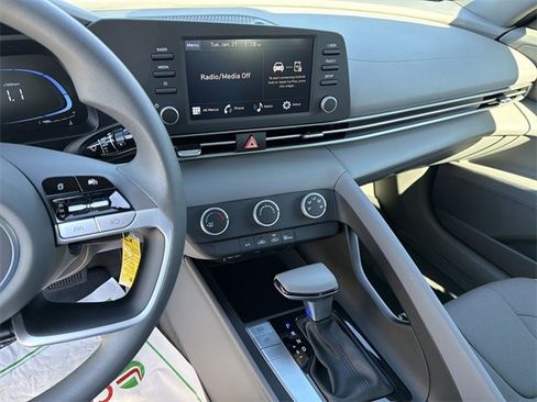 Used 2025 Hyundai Elantra SE image 27