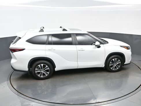Used 2024 Toyota Highlander XLE AWD/4WD image 42