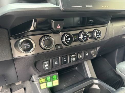 Used 2018 Toyota Tacoma TRD Off-Road w/ Technology Package image 20