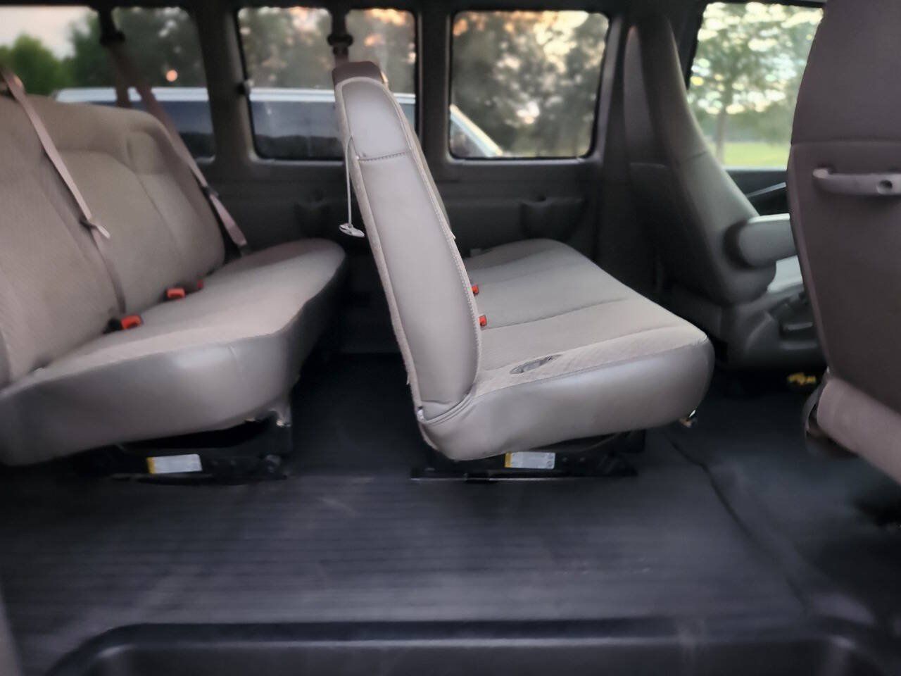 Used 2019 Chevrolet Express 3500 LS RWD image 5