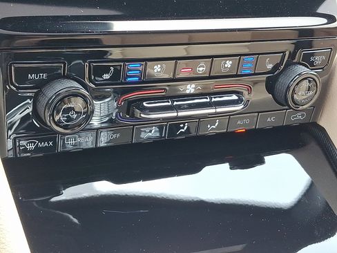 New 2025 Jeep Grand Cherokee Limited w/ Luxury Tech Group II image 14