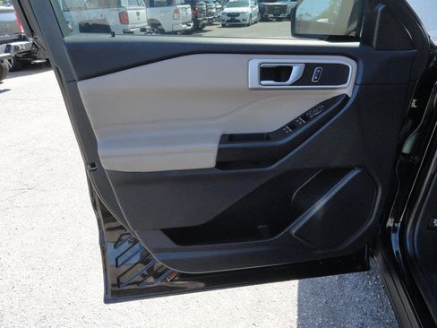 Used 2020 Ford Explorer XLT w/ Equipment Group 202A AWD/4WD image 16