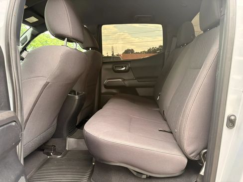 Used 2018 Toyota Tacoma TRD Off-Road w/ Technology Package AWD/4WD image 13