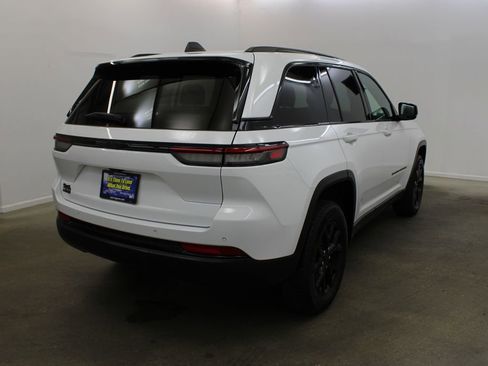 Used 2025 Jeep Grand Cherokee Altitude AWD/4WD image 5