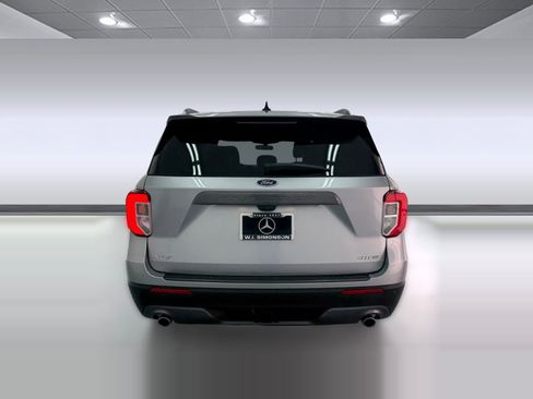 Used 2022 Ford Explorer XLT w/ Equipment Group 202A AWD/4WD image 9