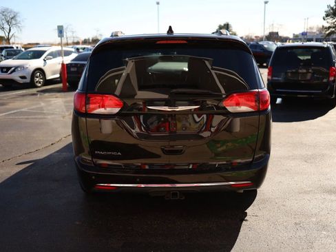 Used 2019 Chrysler Pacifica Touring-L FWD image 6