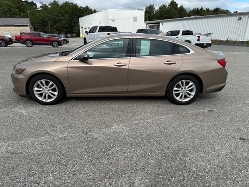 Used 2018 Chevrolet Malibu LT w/ Driver Confidence Package FWD image 2