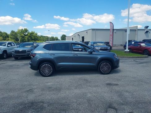Certified 2025 Volkswagen Taos SE w/ Panoramic Sunroof Package FWD image 8