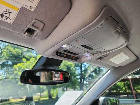 Used 2018 Chevrolet Equinox Premier FWD image 20
