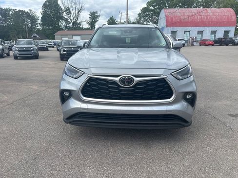 Used 2022 Toyota Highlander XLE AWD/4WD image 2