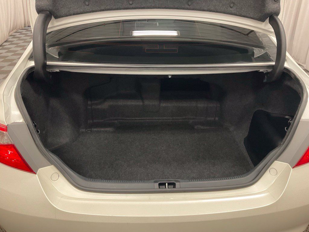 Used 2016 Toyota Camry XLE FWD image 9
