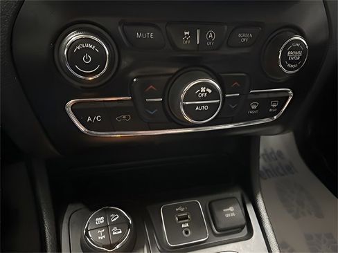 Used 2019 Jeep Cherokee Trailhawk image 26
