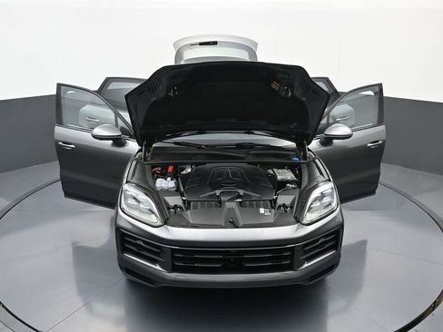 Used 2025 Porsche Cayenne image 38
