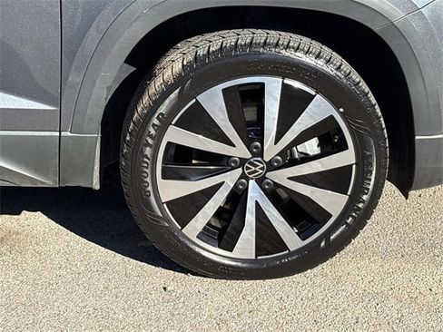 Used 2022 Volkswagen Taos SE image 9