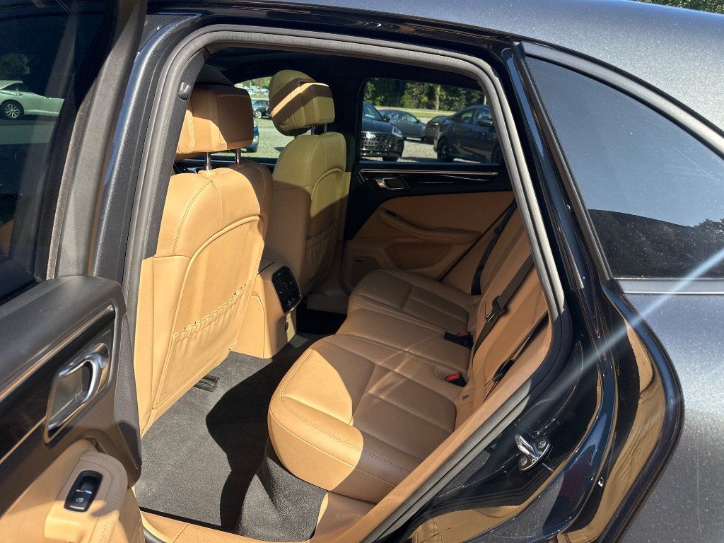 Used 2018 Porsche Macan AWD/4WD image 18