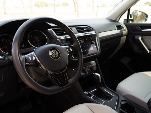 Used 2020 Volkswagen Tiguan SE w/ Panoramic Sunroof Package image 16