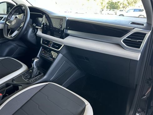Certified 2025 Volkswagen Taos SE image 30