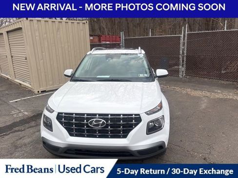 Used 2023 Hyundai Venue SEL w/ Cargo Package image 2