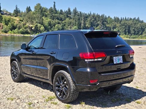 Used 2018 Jeep Grand Cherokee Altitude AWD/4WD image 9