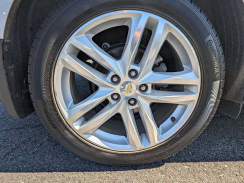 Used 2018 Chevrolet Equinox Premier image 12