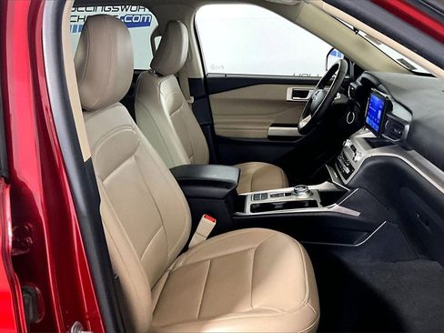 Used 2022 Ford Explorer XLT w/ Equipment Group 202A image 6