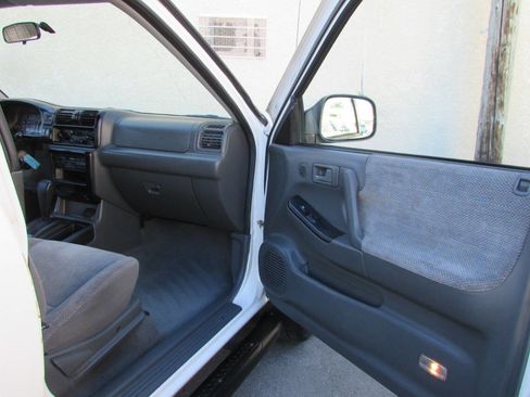 Used 1999 Isuzu Rodeo LS image 34
