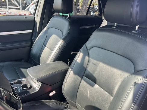 Used 2017 Ford Explorer XLT w/ Equipment Group 202A image 5