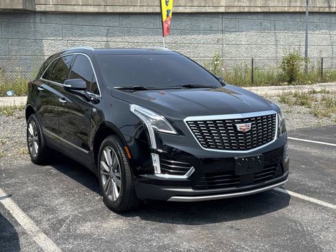 Used 2023 Cadillac XT5 Premium Luxury w/ Technology Package FWD image 3