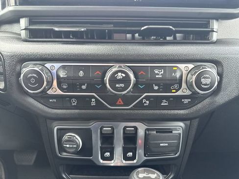 Used 2025 Jeep Wrangler Sport AWD/4WD image 18