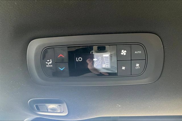 Used 2025 Chrysler Pacifica Limited FWD image 10