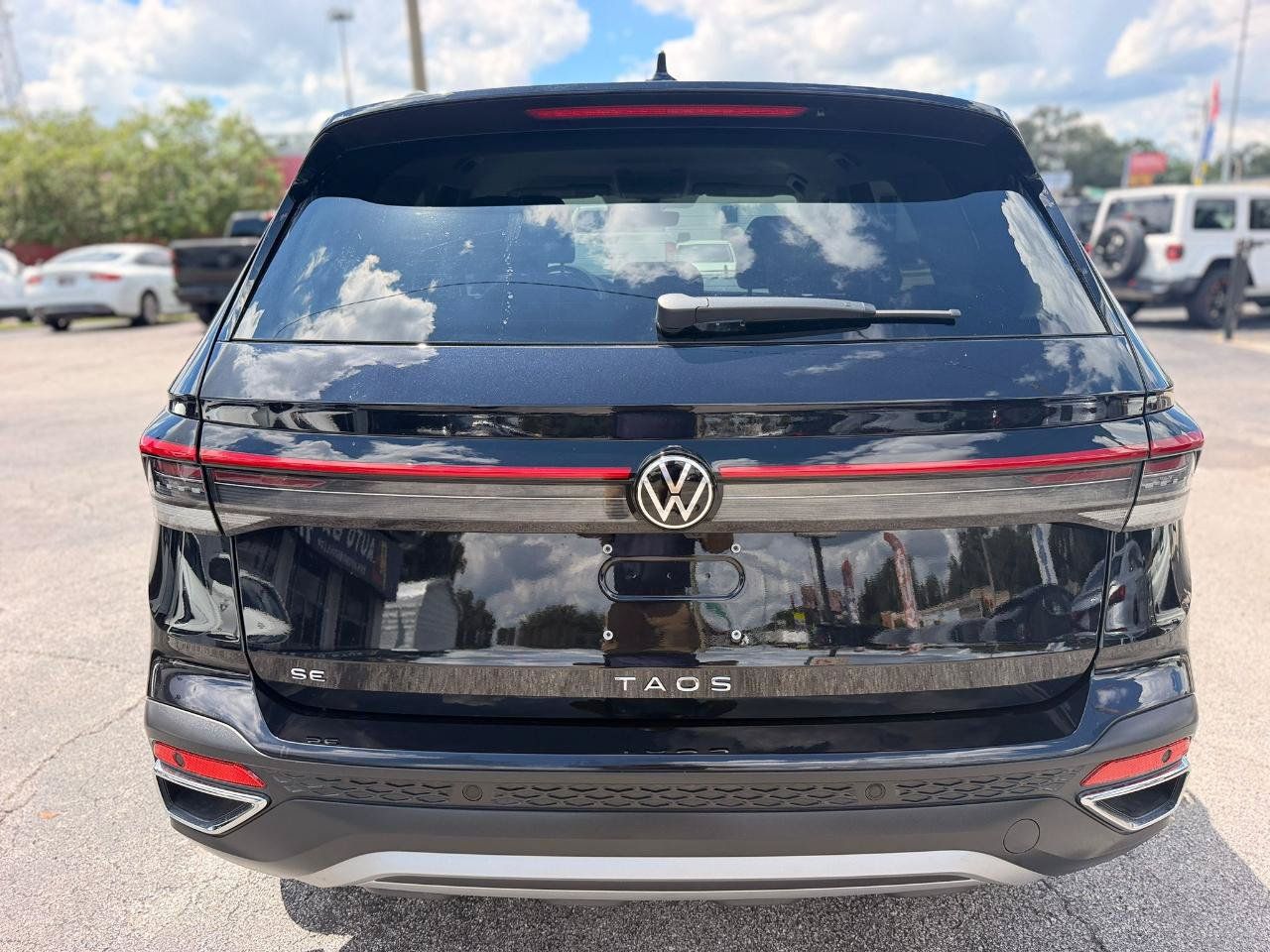 Used 2026 Volkswagen Taos SE FWD image 8